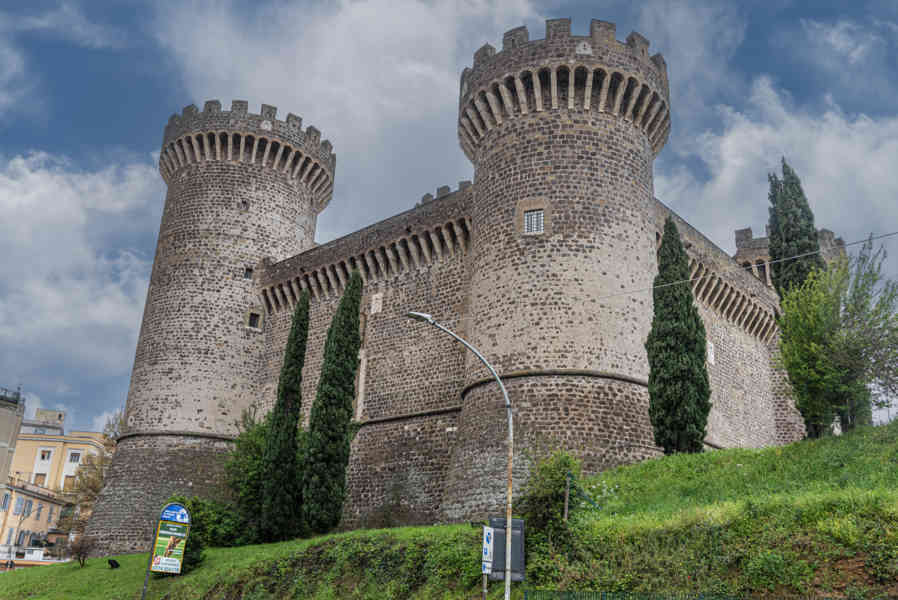 Italia - Tivoli 05 - castillo de Tivoli.jpg